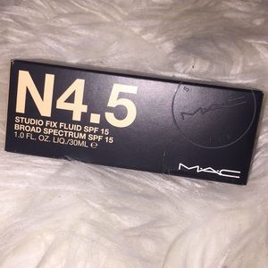 Mac studio fix fluid shade n4.5. NEVER USED!